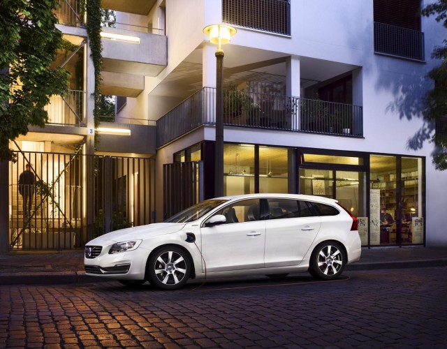 Volvo V60 D6 AWD Plug-in Hybrid (4).jpg